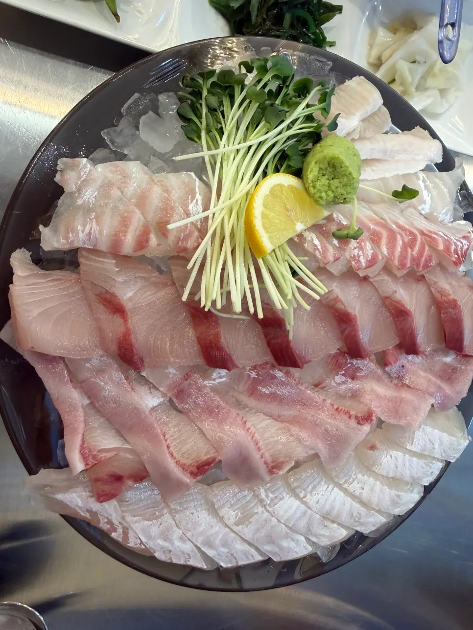 푸짐하게 차려진 제철모둠회
