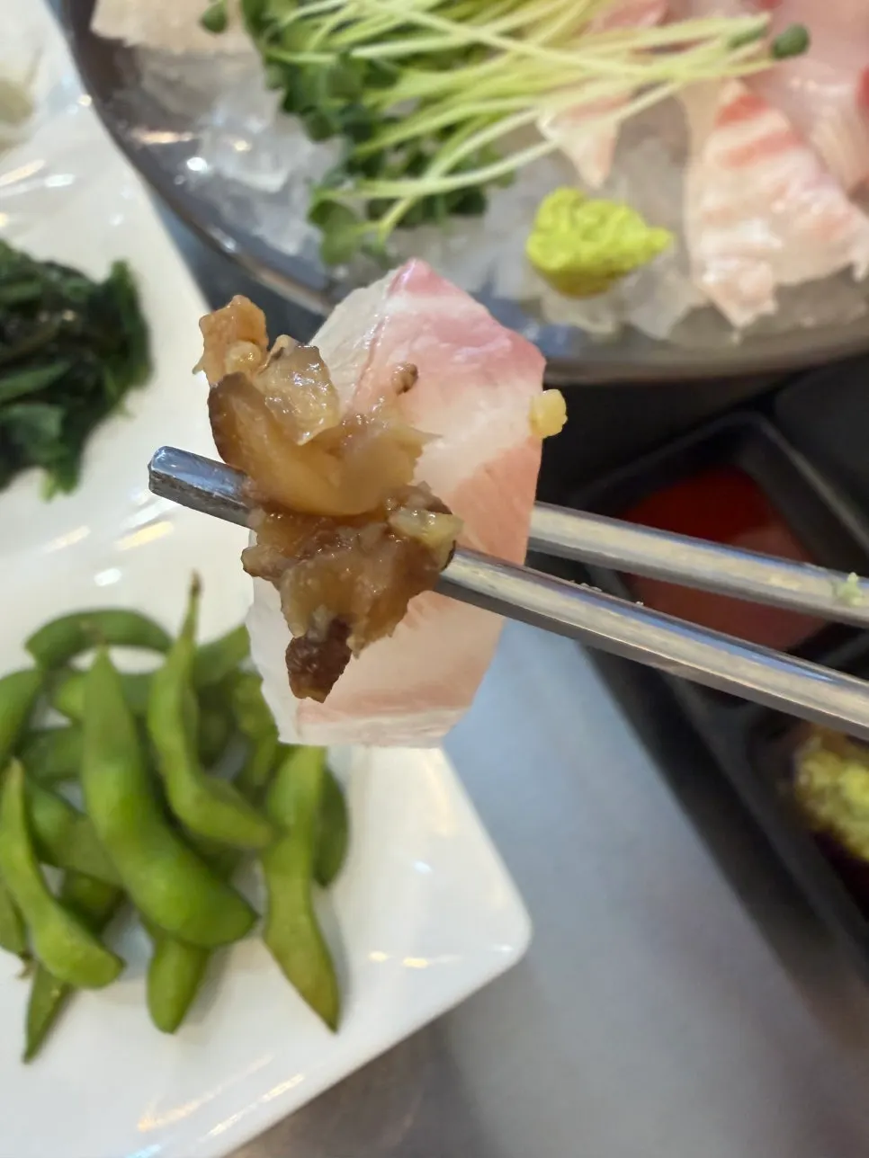두툼하게 썰어낸 제철 회
