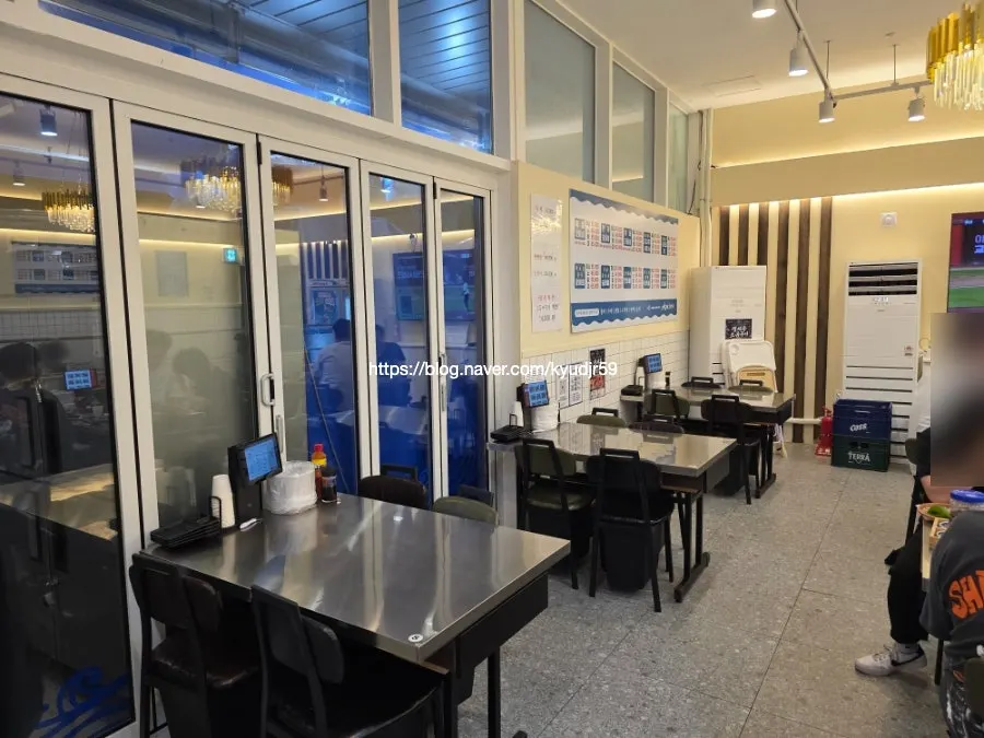 Bright, clean interior of the Eochongye 1beonji dining hall