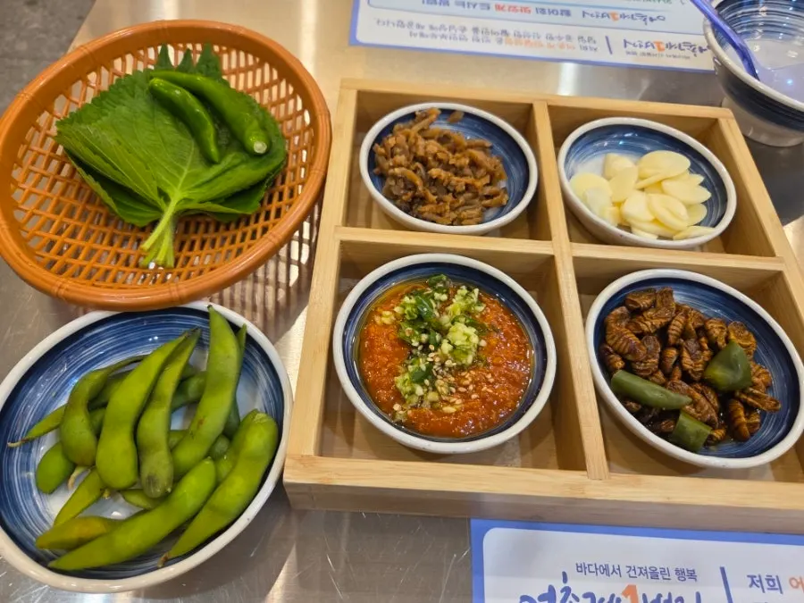 표고와사비장과 기본찬 접시