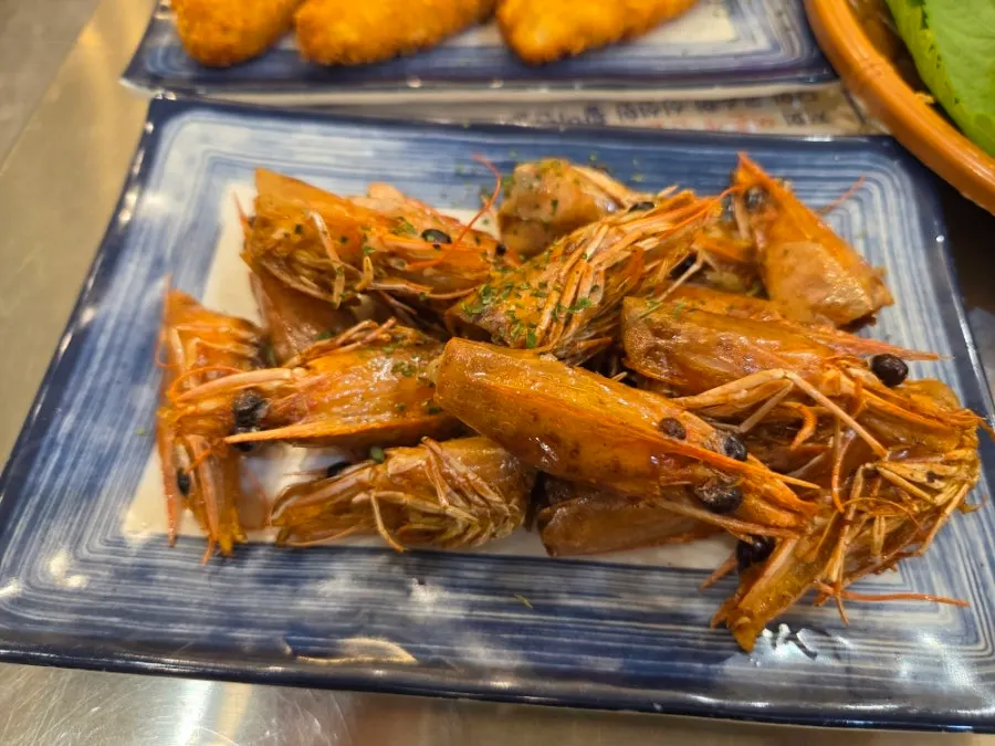 접시에 담긴 새우 머리 버터구이