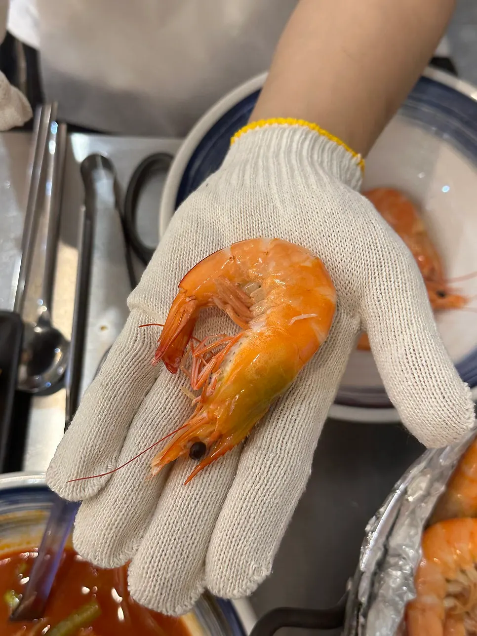 Peeled flesh of the salt-grilled fresh shrimp