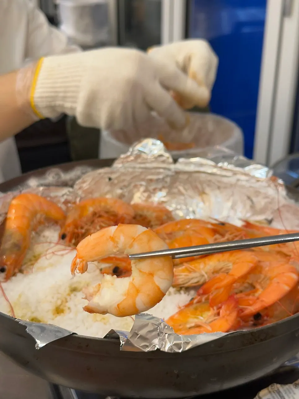 Salt-grilled shrimp dipped in chojang sauce
