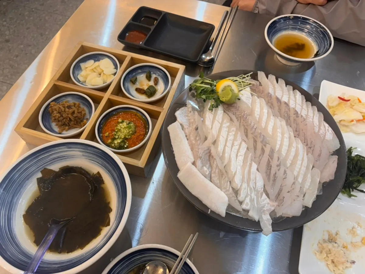 Plate of flounder+rockfish sashimi set from Eochongye 1beonji