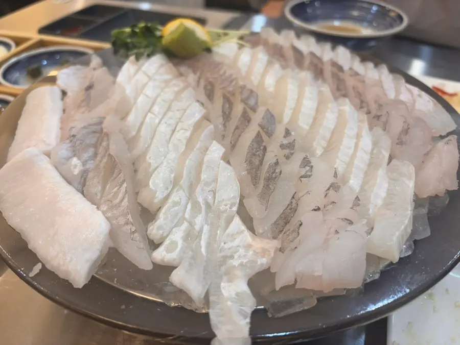 Flounder sashimi eaten with seaweed soup