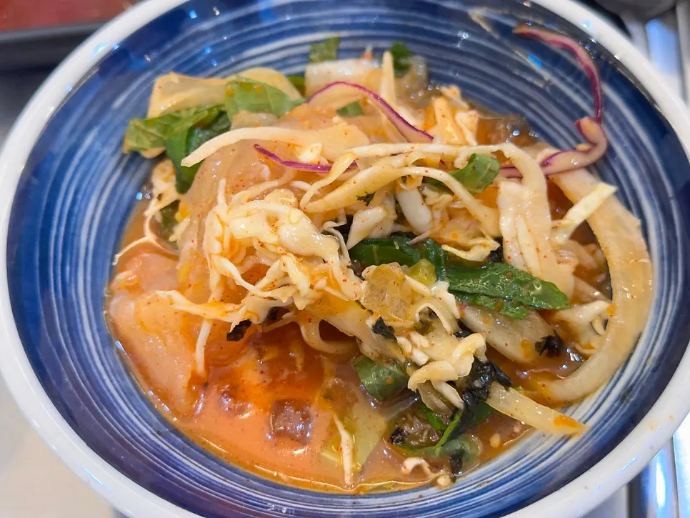 Mixed hoe-muchim with floating ice chips