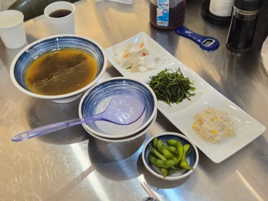 쌈채소와 막장 등 기본 찬 한 상