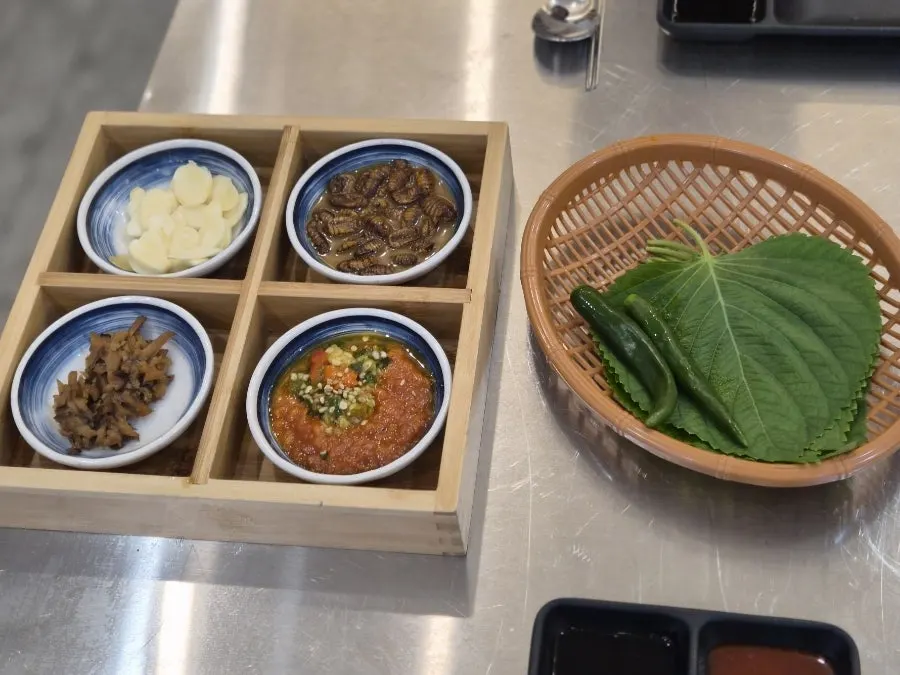 마요샐러드와 번데기 등 밑반찬