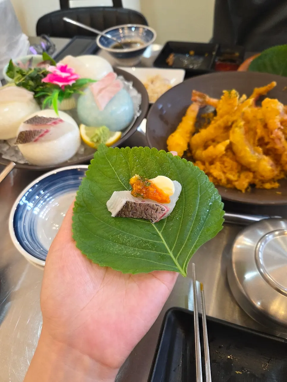 깻잎에 회와 마늘, 쌈장을 올린 쌈