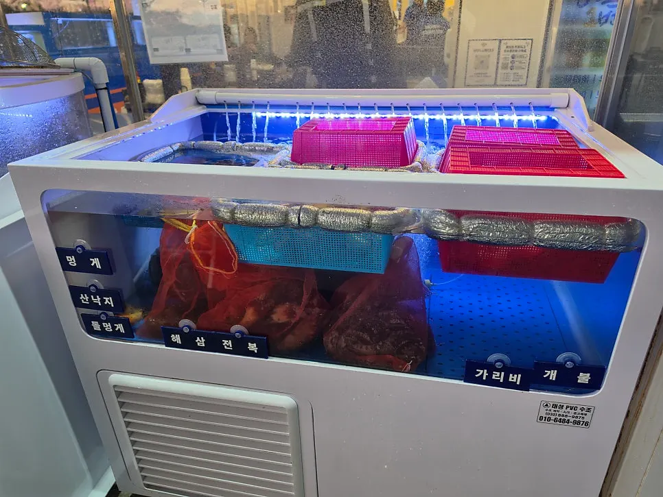 Eochongye 1beonji busy with customers on a weekday evening