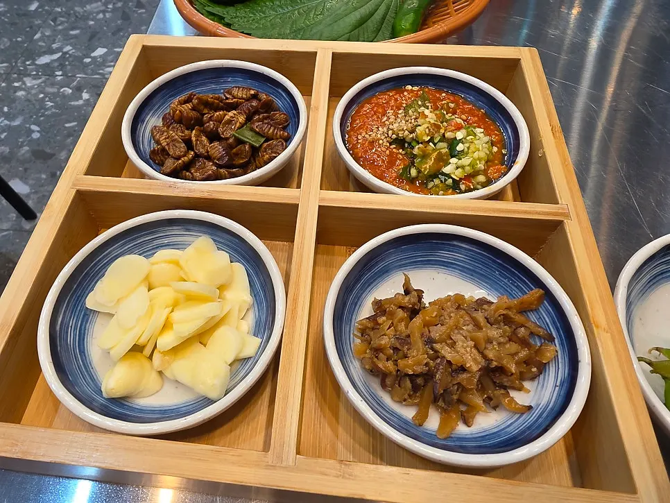Lettuce, perilla leaves, and ssamjang to accompany sashimi