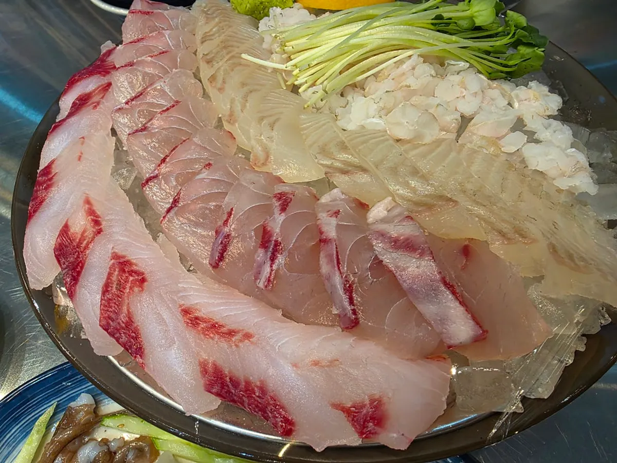 어촌계1번지 산낙지와 제철모듬회 상차림