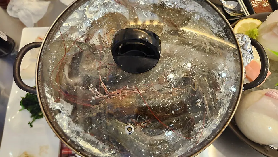 Table setting for the ordered salt-grilled fresh shrimp