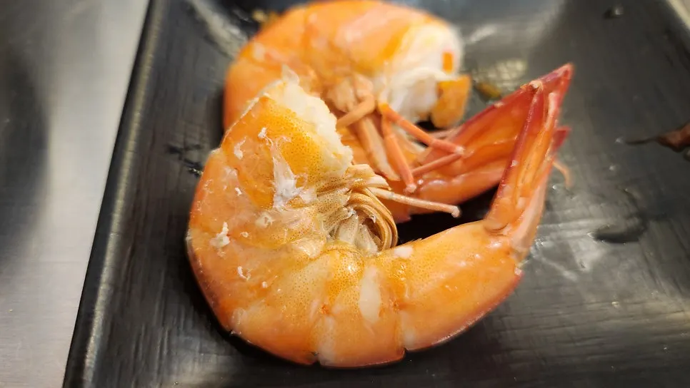 A piece of shrimp eaten plain, without chojang sauce