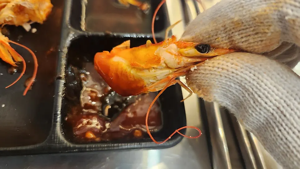 Remaining shrimp in the salt-grilling pot