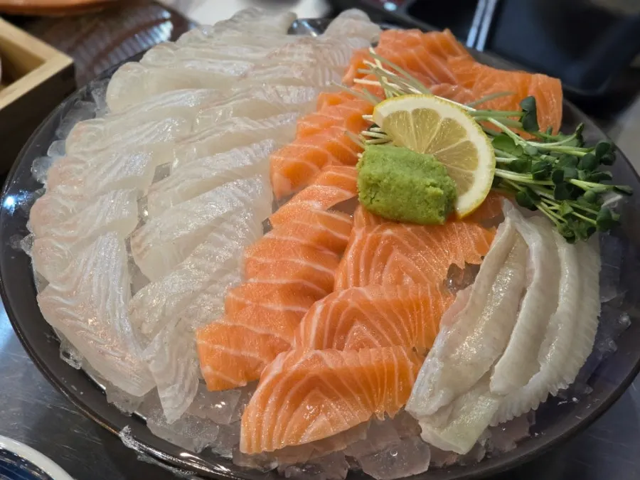 Onions served to eat with salmon