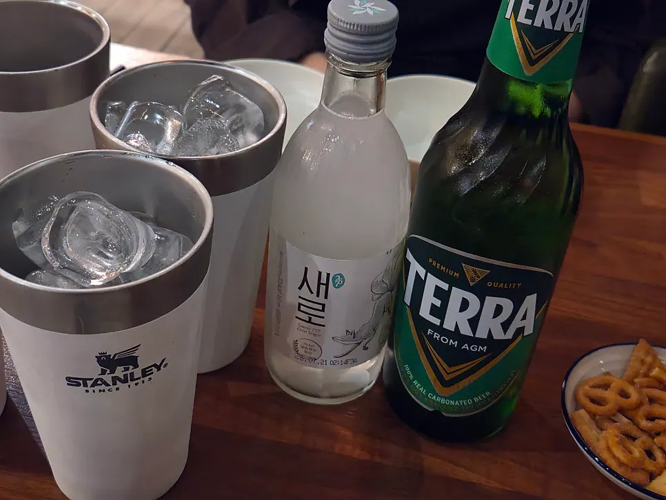 Complimentary pretzels and drinks