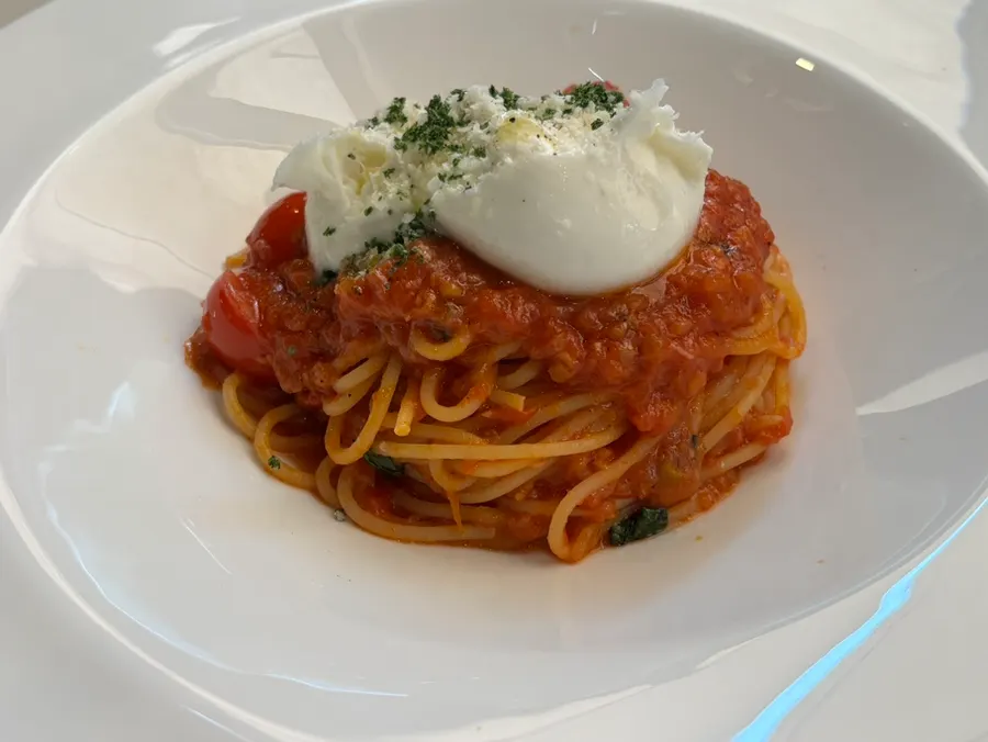 부라타 치즈가 통째로 올라간 토마토 스파게티