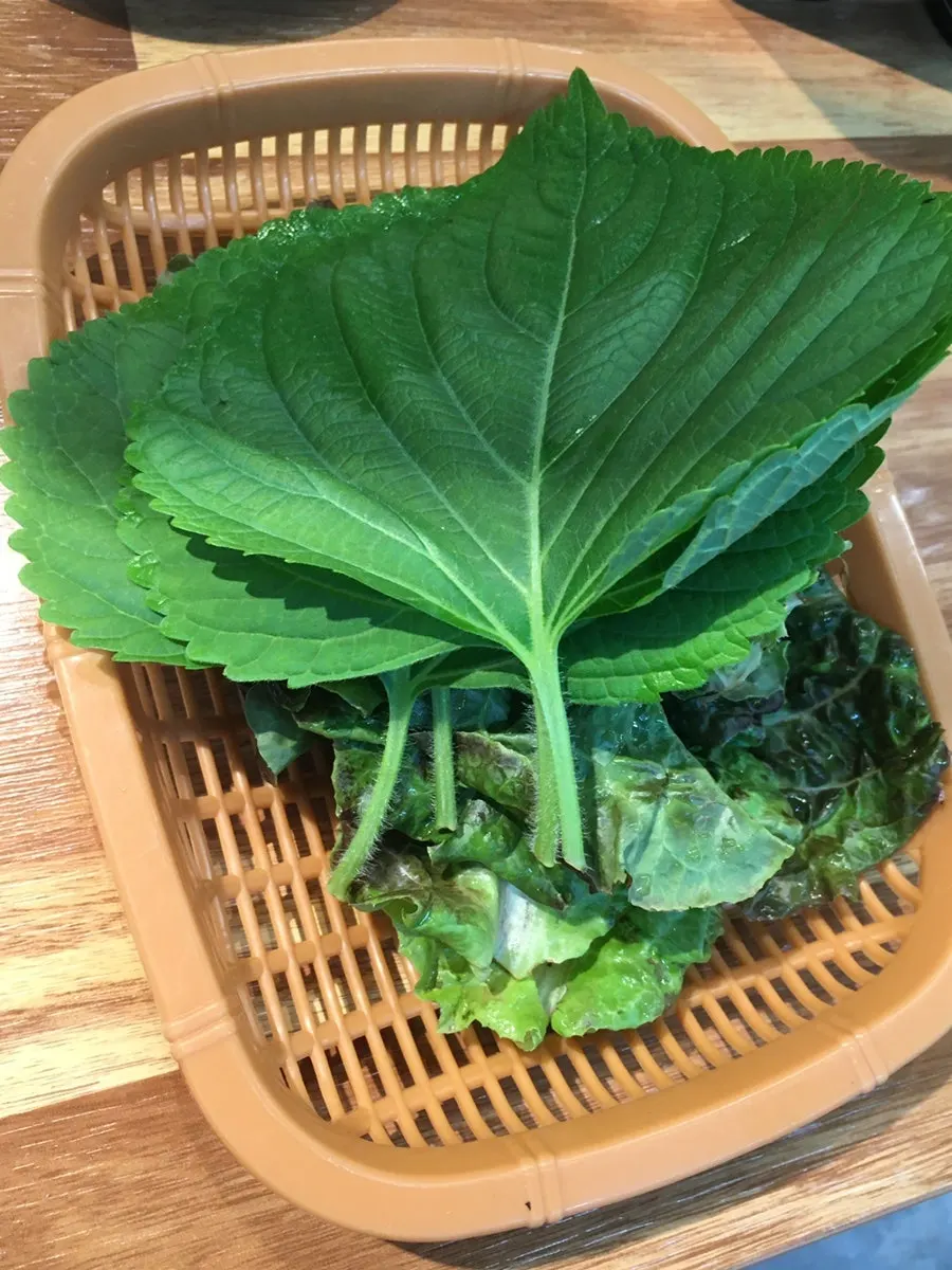 Lettuce and perilla leaves brought from the self-serve bar