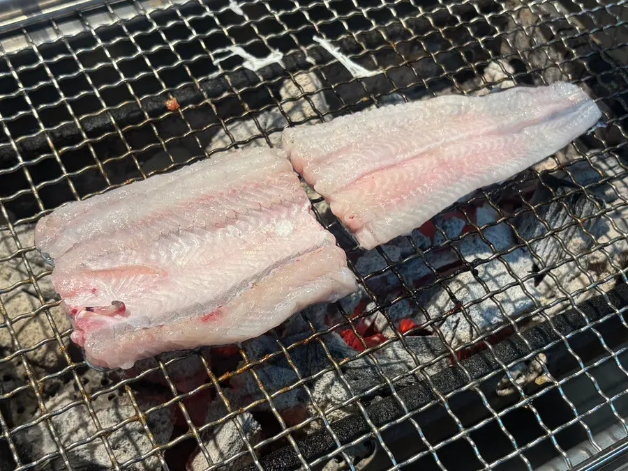 Refilled eel brought from the self-serve bar