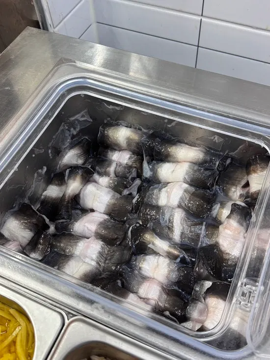 생강과 깻잎장아찌, 대파김치가 놓인 셀프바