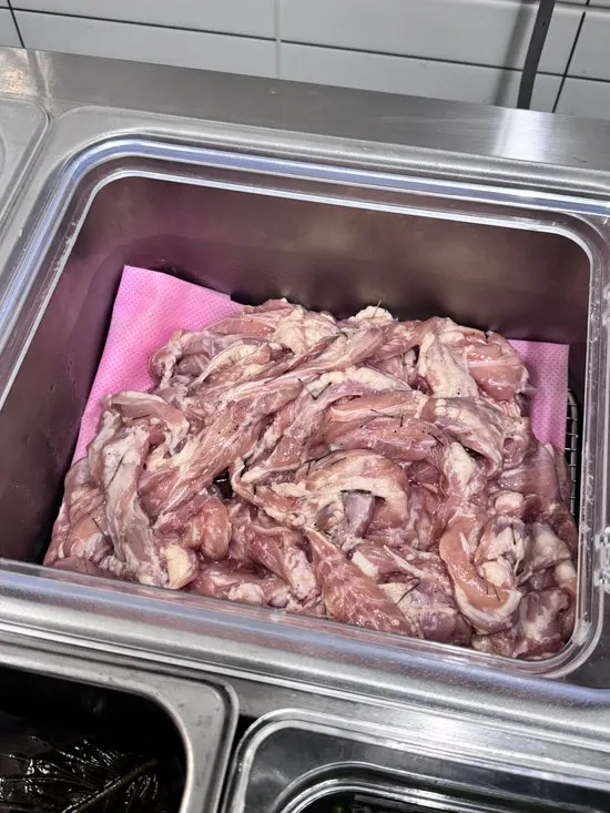 셀프바에 진열된 손질 장어 트레이