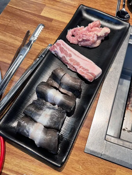 소금과 마늘 구이용 종지가 놓인 셀프바 코너