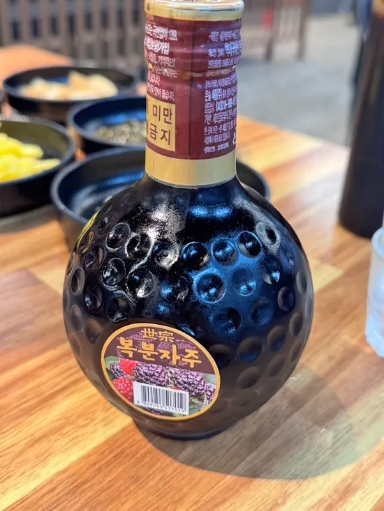 처음 제공된 장어 한 마리와 삼겹살, 돼지목살 기본 상차림