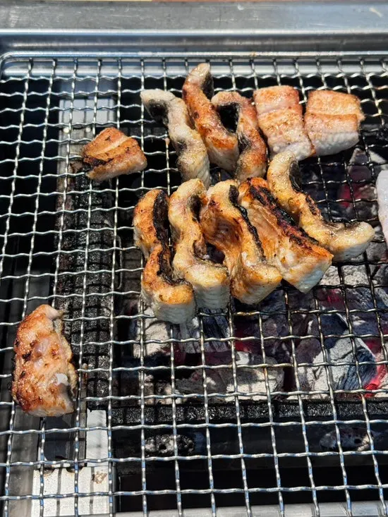 숯불 위에 올린 통통한 민물장어