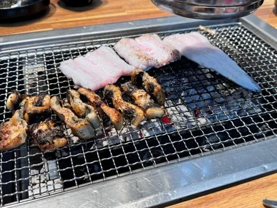 숯불 불판 가득 올린 장어