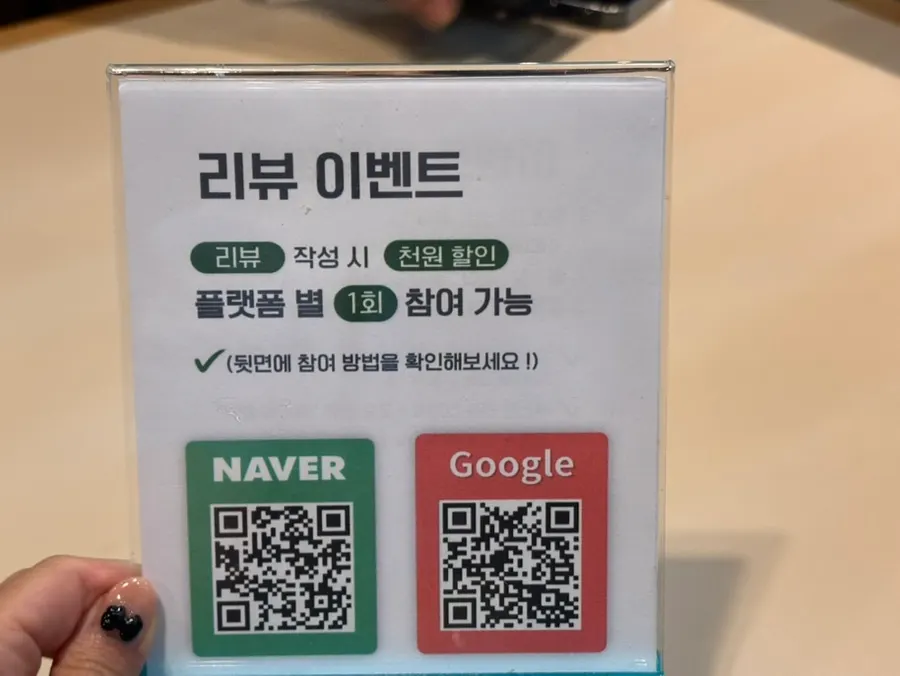 테이블에 차려진 정식 한 상 전체
