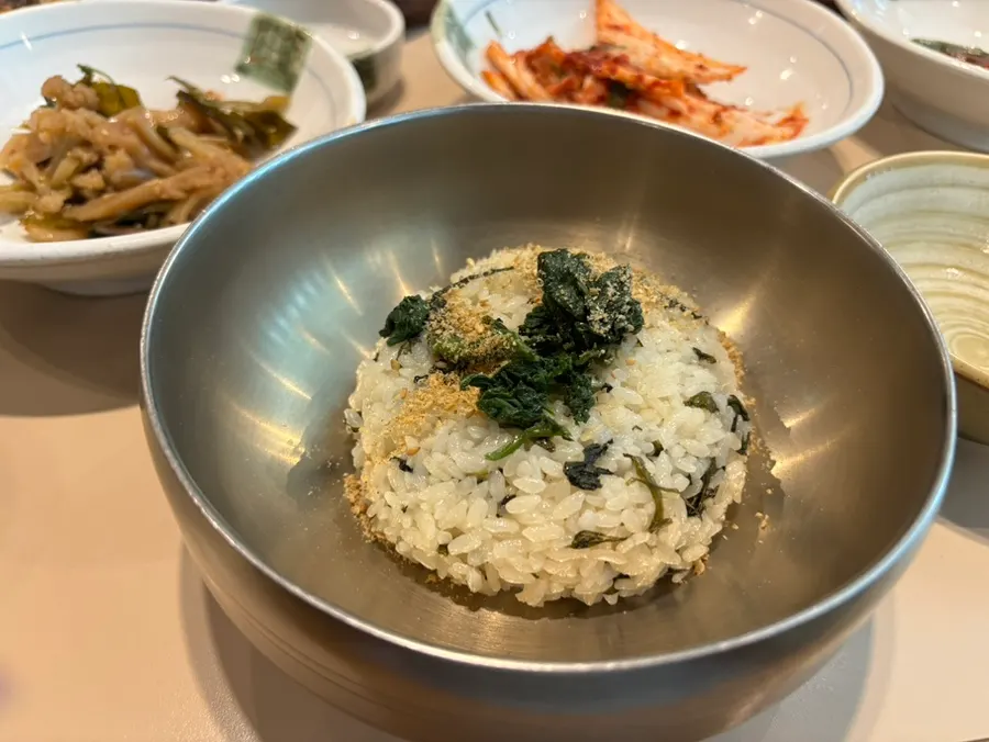 셀프바에 준비된 반찬과 밥