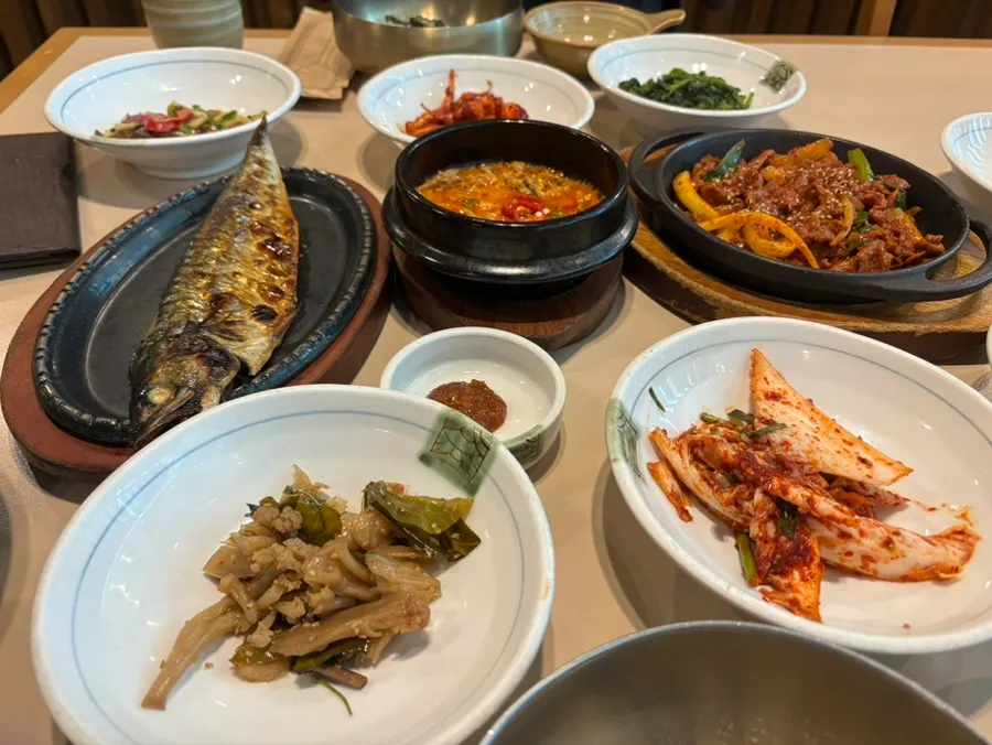 연근샐러드와 모둠장아찌 기본찬