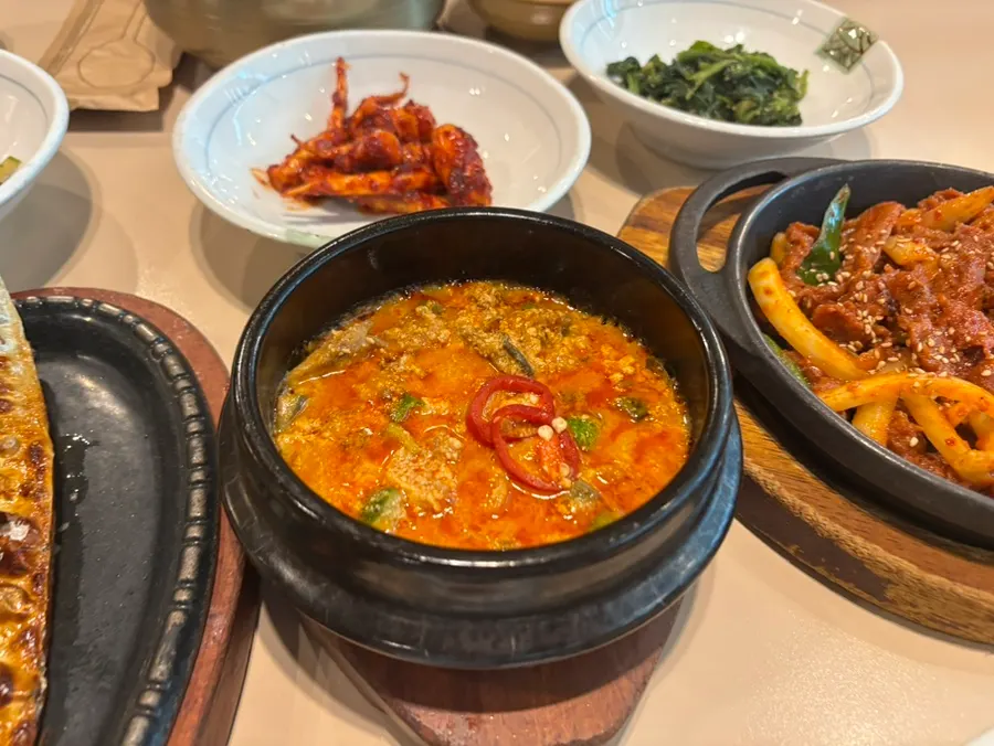 여러 가지 밑반찬이 놓인 상차림
