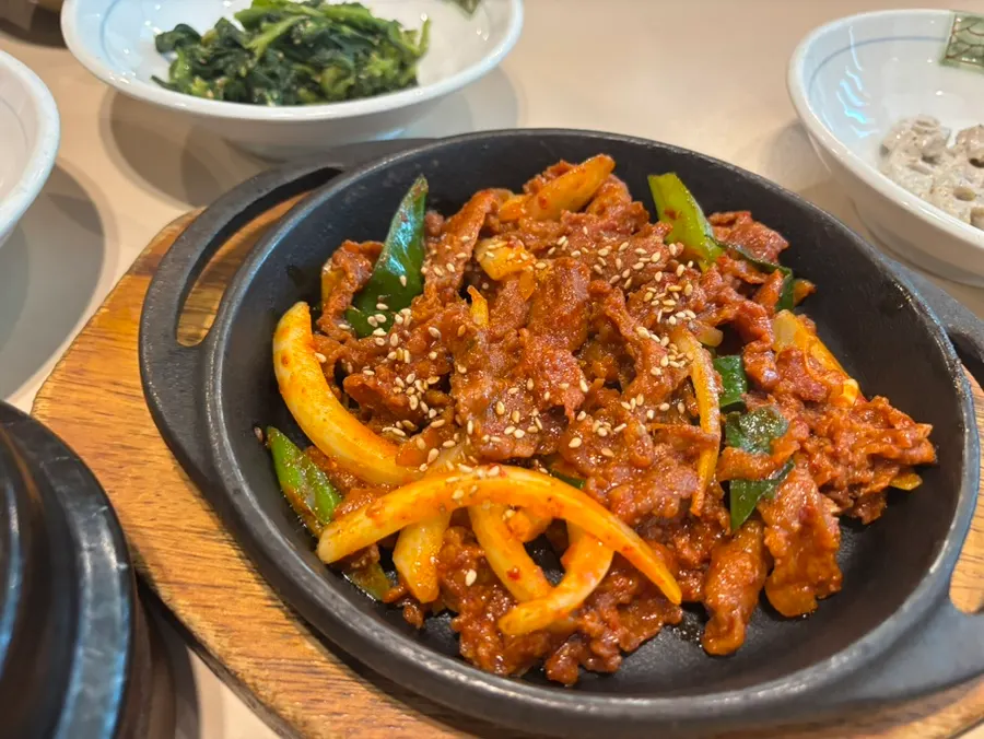 제육과 고등어구이가 포함된 2인 한 상