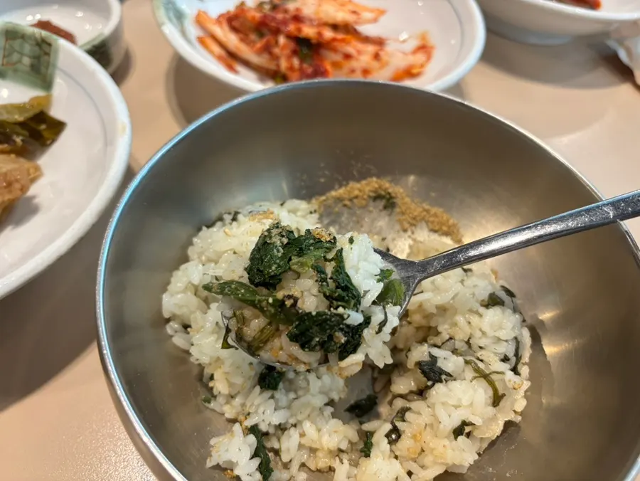야채양장피와 연근샐러드 반찬 접시