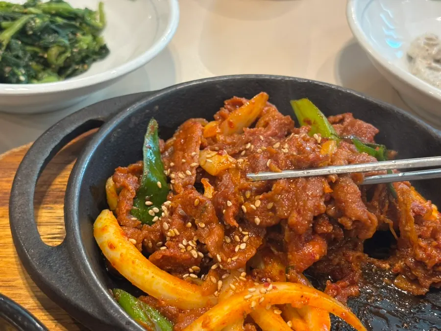 곤드레밥에 반찬을 올린 한 숟갈