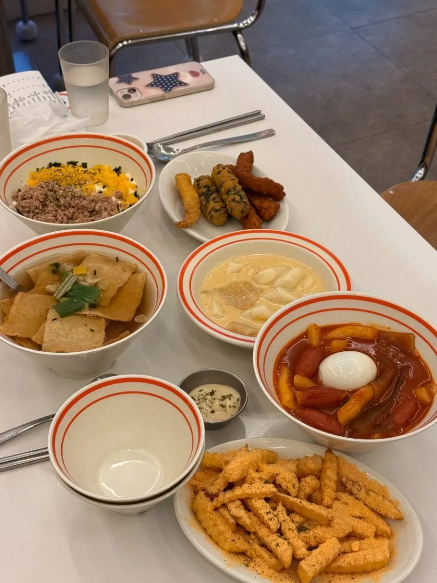 참치주먹밥 재료와 튀김, 어묵탕이 놓인 한 상