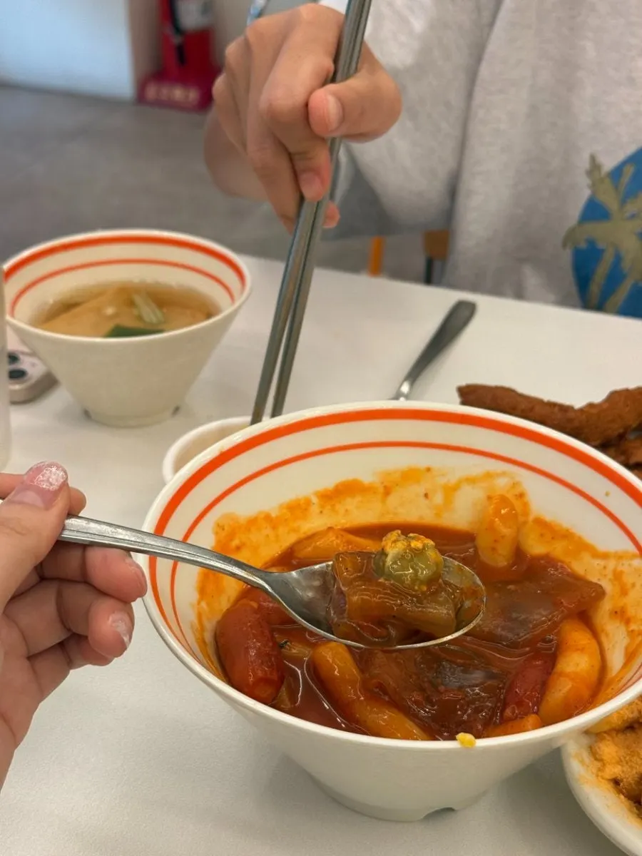 국물 넉넉한 기본떡볶이 중간맛 한 접시