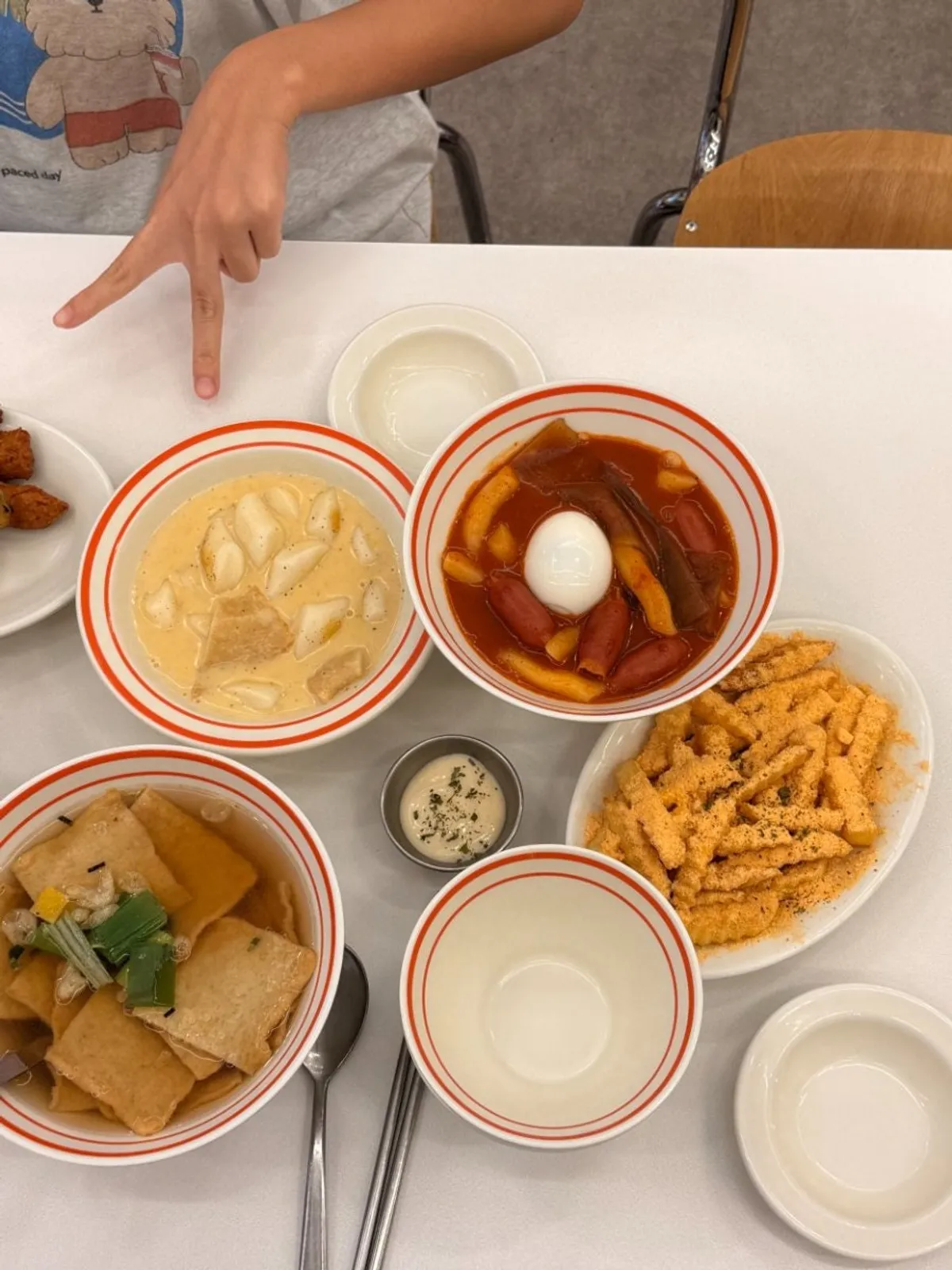 떡볶이 상차림 앞에서 메뉴를 가리키는 손짓
