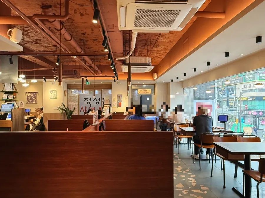 Busy interior of Dongyang Sotbap Ansan Main Branch