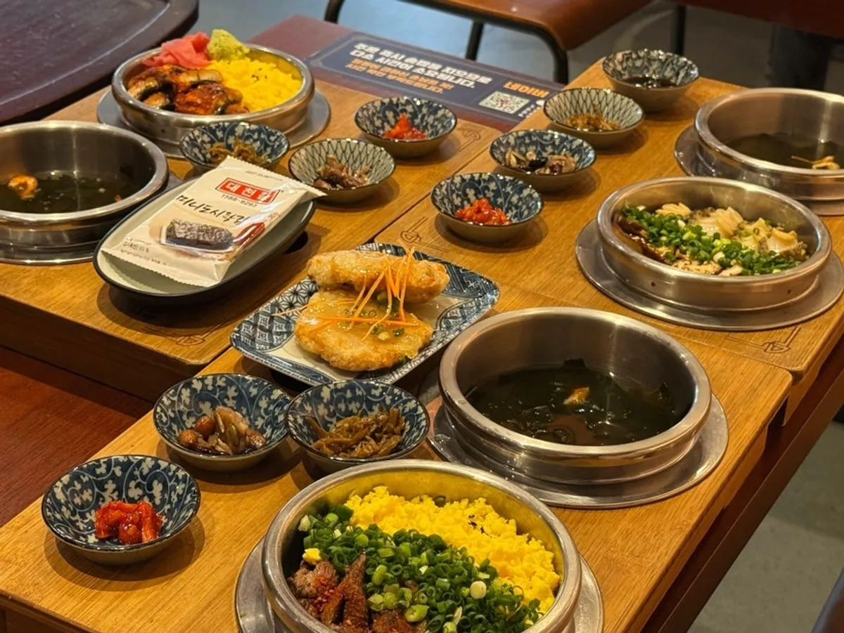 테이블에 차려진 솥밥 한 상