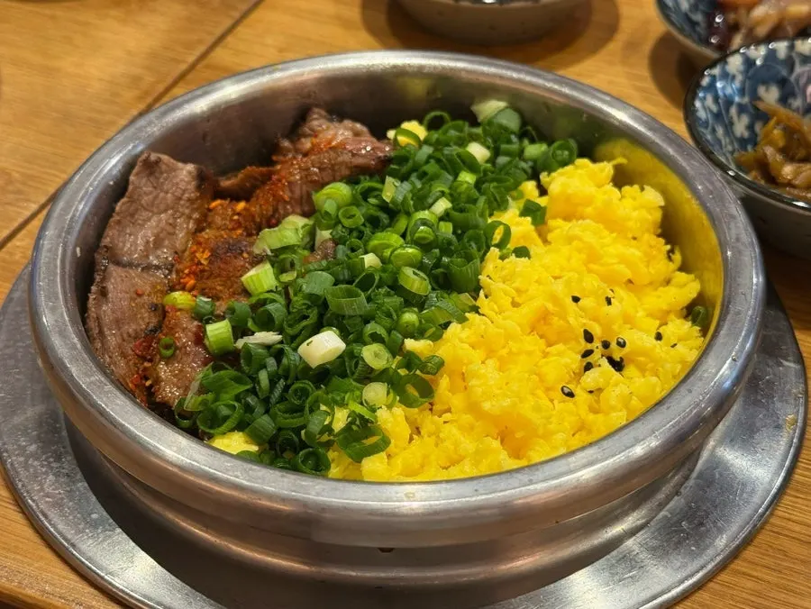 Steak pot rice topped with meat and egg