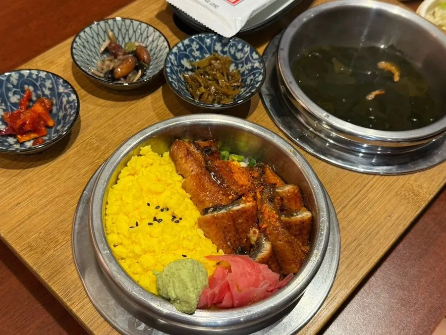 Eel special pot rice topped with eel