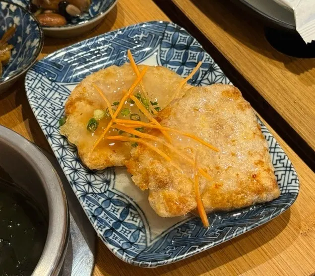 A piece of eel placed on top of the pot rice