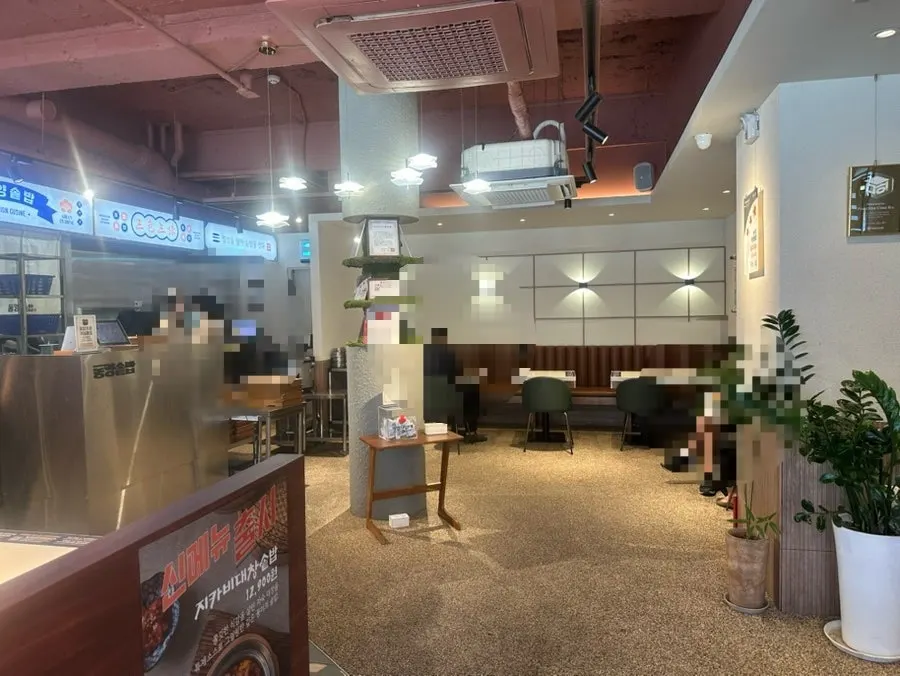 Interior seating layout at Dongyang Sotbap Ansan Main Branch