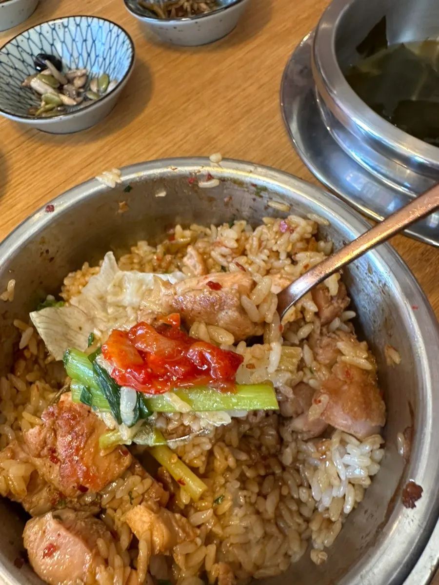 Yakitori pot rice with chicken thigh cut up and mixed in