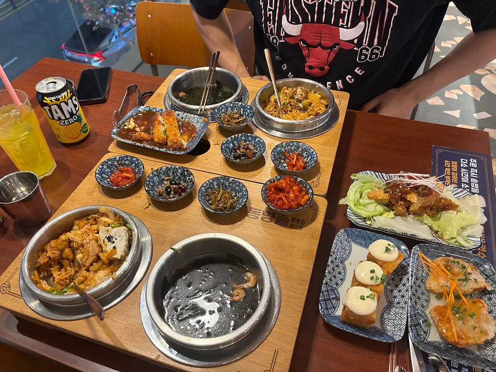 주문 후 차려진 솥밥 상차림