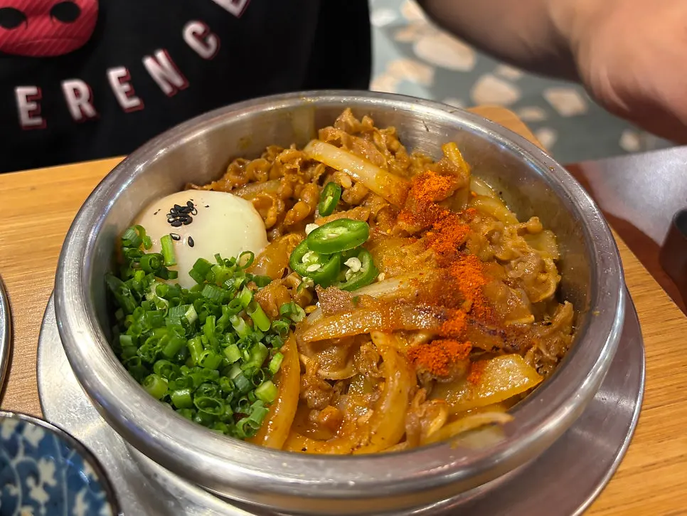 두툼한 삼겹살과 묵은지를 올린 솥밥