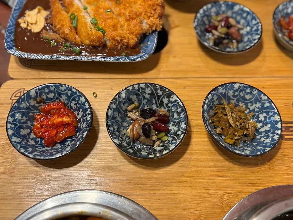 미역국과 기본 반찬 구성